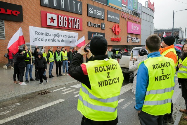 Rolnicy z całej Polski kontynuują protesty. Ich powodem jest m.in. niedawna decyzja Komisji Europejskiej o przedłużeniu bezcłowego handlu z Ukrainą do 2025 roku, a także sprzeciw wobec prowadzonej przez Unię Europejską polityki Zielonego Ładu. Na zdjęciu protest w Olsztynie