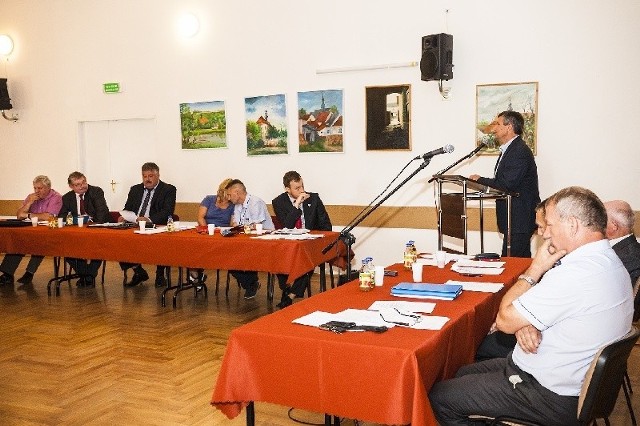 Podczas sesji Rady Miejskiej w Pińczowie starosta pińczowski Zbigniew Kierkowski tłumaczył powody planów przeniesienia oddziału ginekologiczno-położniczego z pińczowskiego do buskiego szpitala.