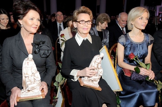 Jolanta Kwasniewska, Bożena Walter i Małgorzata Foremniak ze statuetkami Świętego Kamila.
