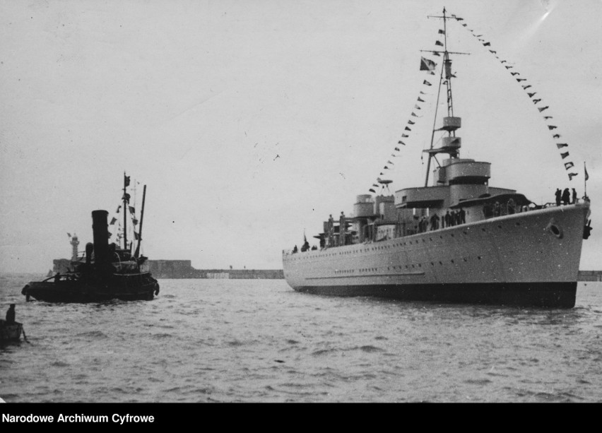 ORP Gryf tuż po wodowaniu w stoczni w Le Havre.