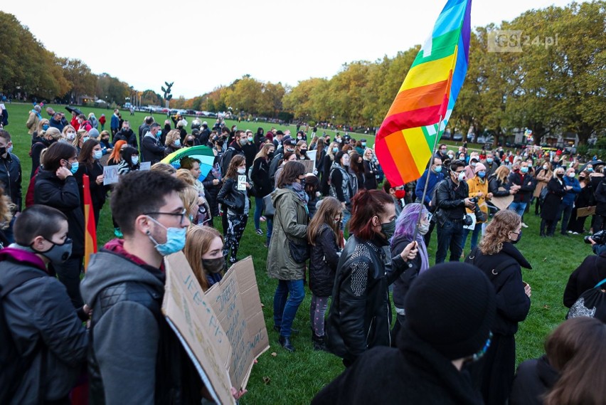 Protest (nie tylko) kobiet na Jasnych Błoniach w Szczecinie...