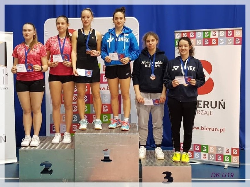 Ulyana Volskaya na najwyższym stopniu podium (niebieski...