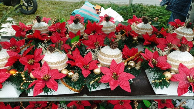 Na targowisku miejskim w Będzinie można w grudniu kupić przeróżne świąteczne ozdoby oraz choinki Zobacz kolejne zdjęcia/plansze. Przesuwaj zdjęcia w prawo naciśnij strzałkę lub przycisk NASTĘPNE