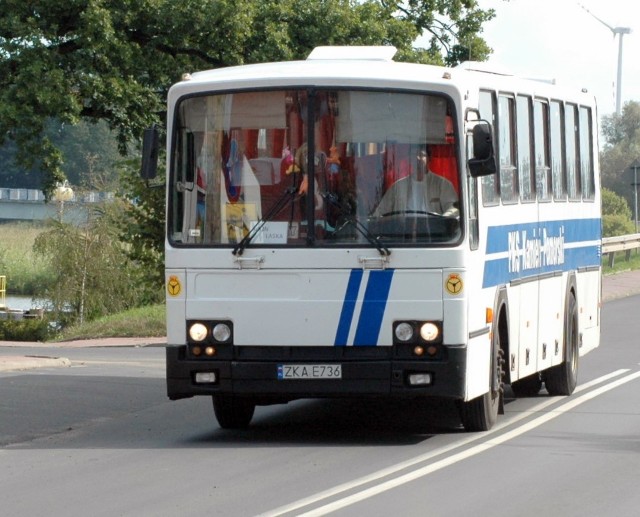 Autobus z Wolina uderzył w drzewo.