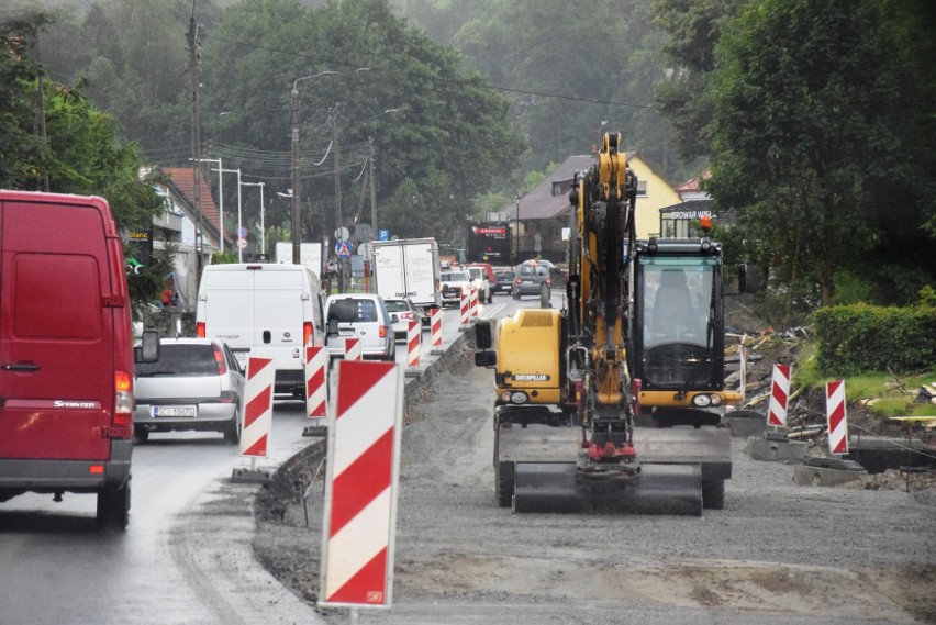 Remont drogi do Wisły powoduje duże utrudnienia. Narzekają i...