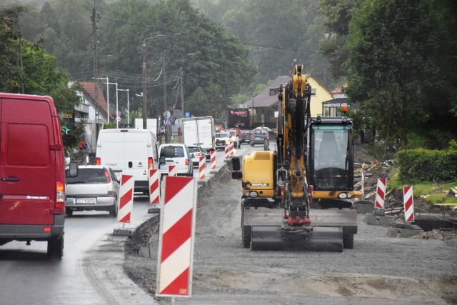 Remont drogi do Wisły powoduje duże utrudnienia. Narzekają i mieszkańcy, i turyści. Przeglądaj gestem lub za pomocą strzałki, by zobaczyć kolejne zdjęcie