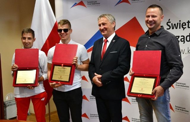 Od lewej Maksym Chudzicki, Wojciech Makowski, wojewoda świętokrzyski Zbigniew Koniusz i łucznik Łukasz Ciszek