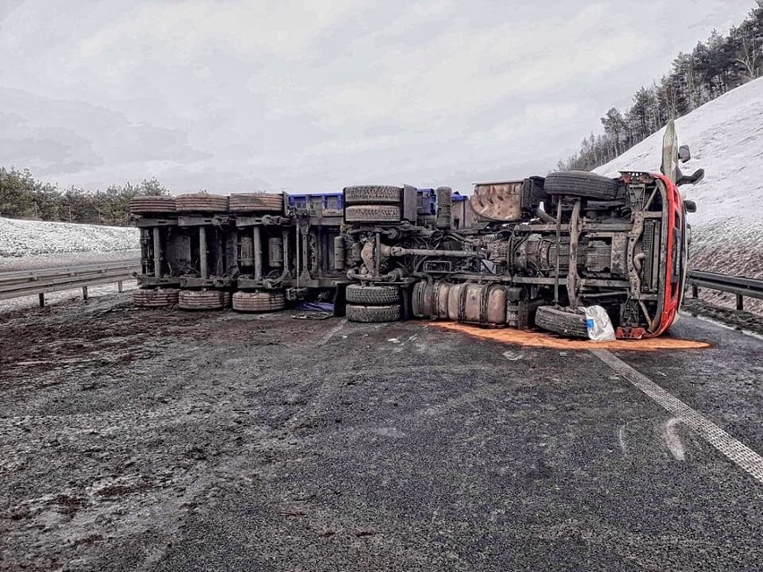 Samochód ciężarowy wywrócił się na autostradzie A4. Zablokowana droga w kierunku Krakowa