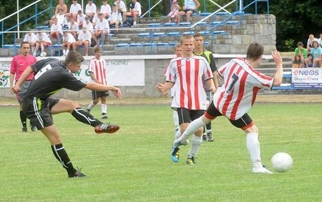 Piłkarze Arki Mierzęcin (w czarnych strojach) są już półfinalistami najstarszej kategorii U-17. Bramkę WOSM Prószków atakuje w wygranym 5:0 meczu Paweł Rajtarowski.