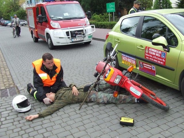 - Strażacy ochotnicy z Dukli ratowali ofiarę wypadku, podczas którego motorowerzysta zderzył się z samochodem. Na szczęście był to wypadek pozorowany.