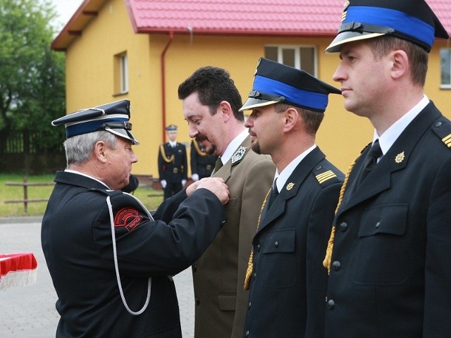 W czasie uroczystości wręczono strażakom odznaczenia.