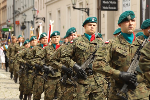 Jak co roku w Święto Wojska Polskiego obchodzone 15 sierpnia, również i tym razem nie zabrakło specjalnych uroczystości przewidzianych na tę okazję. W Toruniu obchody rozpoczęły się od Mszy Świętej, po której zaczęły się uroczystości patriotyczne na Rynku Staromiejskim, w tym złożenie kwiatów pod pomnikiem Marszałka Józefa Piłsudskiego. Obchody w największym stopniu uświetniła uroczysta parada wojskowa. Zobaczcie sami!>>>>