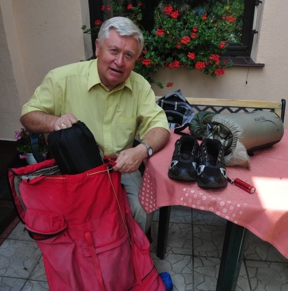 Czesław Kowzan z Opola jest już przygotowany do drogi. Odebrał właśnie od szewca rozchodzone pielgrzymie buty.