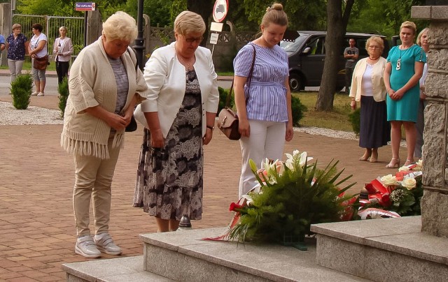 Delegacje władz samorządowych oraz uczestników uroczystości złożyły kwiaty pod Pomnikiem Ofiar Ku Czci Oświęcimia.