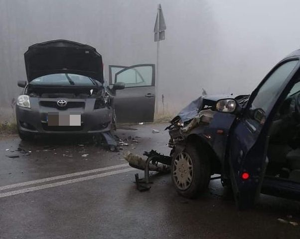 Treblinka. Zderzenie dwóch samochodów we mgle, 19.12.2019. Jedna osoba przewieziona do szpitala. Zobaczcie zdjęcia