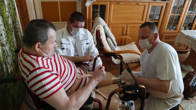 Bronisław Rogala razem ze  specjalistami z Rzeszowskich Zakładów Ortopedycznych podczas nauki zakładania protez 