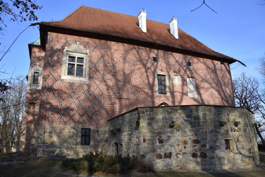 Zamek w Dębnie wzniesiony został w końcu XV wieku w miejscu...