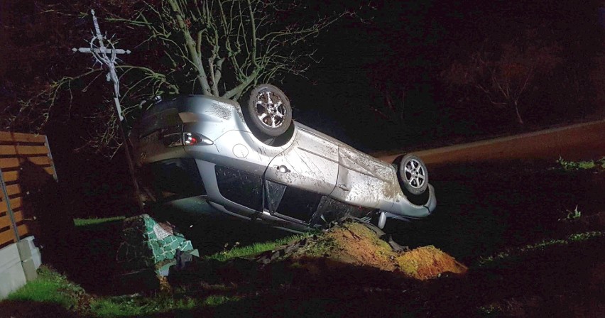 Wypadek w Siedleszczanach, dachował samochód osobowy (ZDJĘCIA)