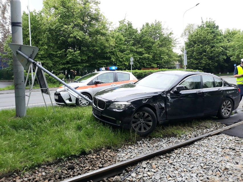 Wypadek BMW i tramwaju przy Hali Ludowej (ZDJĘCIA)