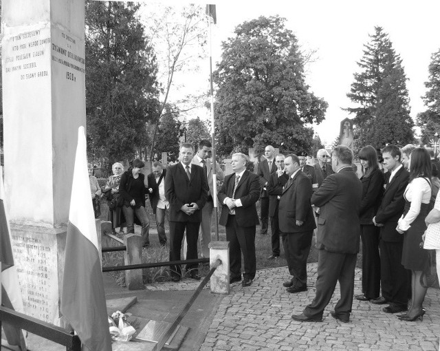 W maju 2008 roku kwiaty przed symbolicznym grobem na cmentarzu w Ostrowcu złożył Jarosław Kaczyński. Towarzyszył mu wtedy poseł Przemysław Gosiewski (pierwszy z prawej). W ubiegłą sobotę świętokrzyski parlamentarzysta towarzyszył drugiemu z braci - prezydentowi Lechowi Kaczyńskiego. Obaj zginęli w katastrofie pod Smoleńskiem.