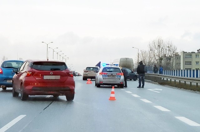 Na DK86 w Katowicach, w pobliżu zjazdu w stronę Dąbrówki, doszło do zderzenia dwóch samochodów osobowych i dostawczaka