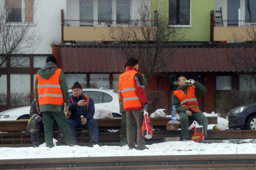 Robotnicy budujący torowisko na Olechowie pili piwo na placu budowy