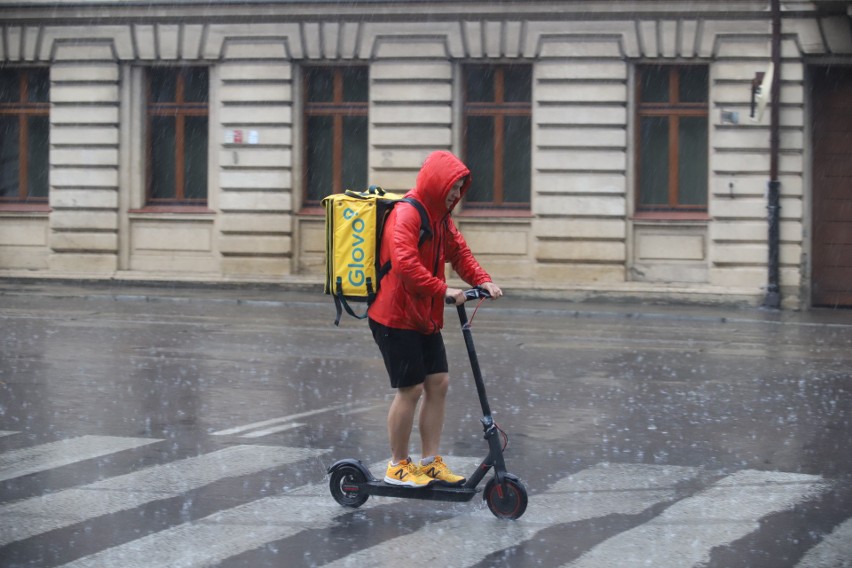 Ulewa nad Łodzią. Obfite opady deszczu sprawiły, że...