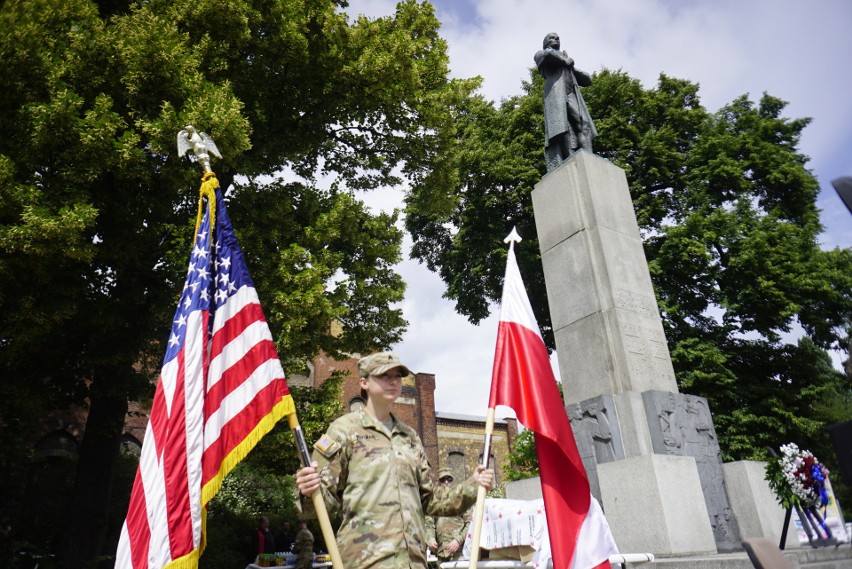 Amerykańscy żołnierze świętowali przed pomnikiem Tadeusza...
