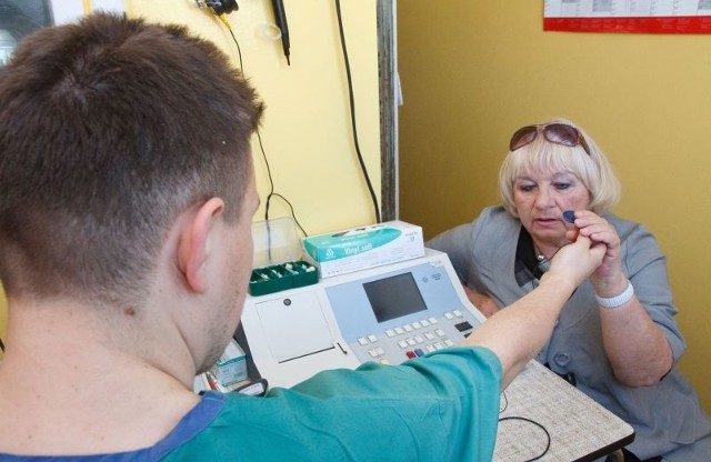 Alicja Butkiewicz jest jedną z ok. 100 osób, którym dotąd białostoccy lekarze wstawili implant słuchowy. Dzięki niemu kobieta odzyskała normalne życie i słuch. - Teraz najbardziej uciążliwy jest dla mnie dźwięk karetki, sprawia niemal fizyczny ból - mówi kobieta.