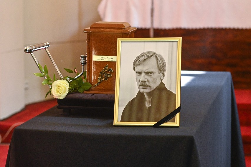 Tak wyglądał pogrzeb Andrzeja Precigsa - Zdjęcia. Znane osobistości pożegnały aktora z serialu "M jak Miłość". Studiował w Łodzi