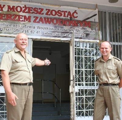 Mjr Chełmicki i mjr Grzegorczyk zapraszają do Wojskowej Komendy Uzupełnień w Łomży. Nabór trwa do końca bieżącego roku.