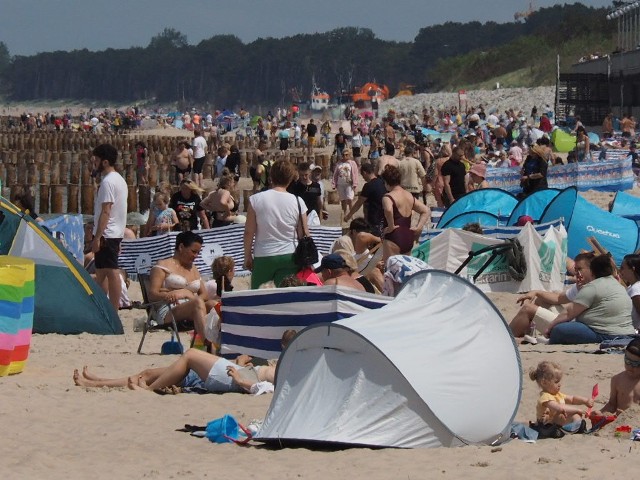 Długi czerwcowy weekend w Mielnie. Piękna pogoda przyciągnęła miłośników plażowania