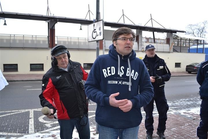 Częstochowa: Poseł Jaskóła przepychał się z policją, która broniła tablicy z sierpem i młotem