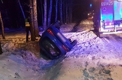 Dachowanie seicento w Leszczydole Nowinach. Uwaga, trudne warunki na drogach!