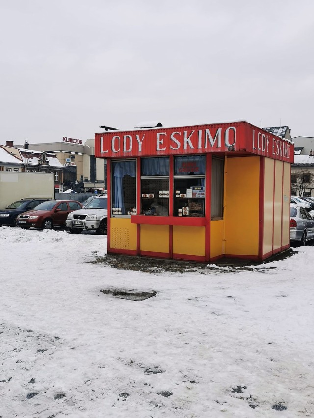 Opłatki wigilijne i przepyszne rurki z kremem można kupić w budce Eskimo na placu Wojska Polskiego w Bielsku-Białej.