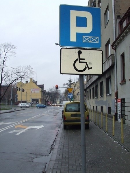 Orzeczenie o odpowiednim stopniu niepełnosprawności daje m.in. prawo do korzystania z tak oznaczonych miejsc parkingowych.