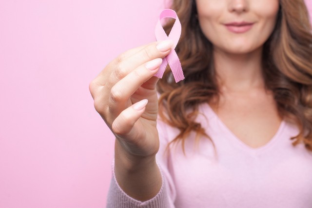 Rak piersi jest najczęstszym nowotworem kobiecym w Polsce. Według Krajowego Rejestru Nowotworów, z roku na rok zwiększa się liczba nowych pacjentek. W 2013 r. liczba nowych przypadków wynosiła 17 tys., natomiast obecnie oscyluje w granicach 19 tys.