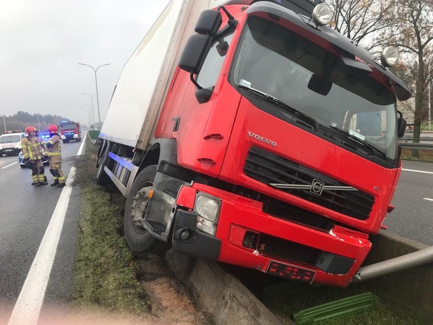Wypadek na S8 w Ślubowie z udziałem samochodu ciężarowego. Do zdarzenia doszło 10.11.2022
