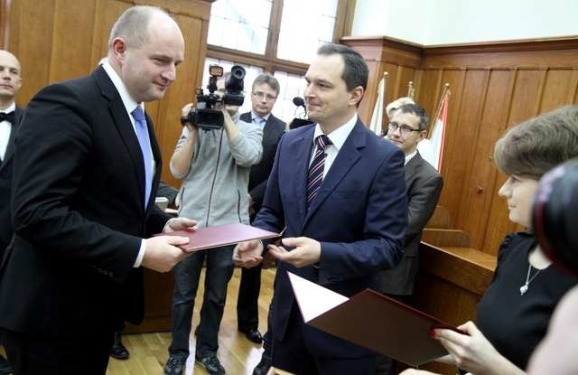 Na czwartkowej sesji sejmiku Piotr Całbecki odebrał zaświadczenie o wyniku wyborczym. Czy zapewni mu to fotel marszałka?