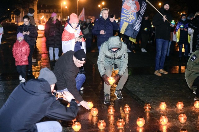 Mieszkańcy wzięli udział w piątkowym (24 lutego) wiecu solidarności z Ukrainą, który odbył się w centrum #Białystok, przy pomniku marszałka Józefa Piłsudskiego. W ten sposób białostoczanie okazali swoje wsparcie oraz nieustającą solidarność z narodem ukraińskim.