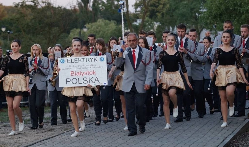 Ogólnopolski Festiwal Młodzieżowych Orkiestr Dętych. Nocny koncert pod tężniami w Inowrocławiu