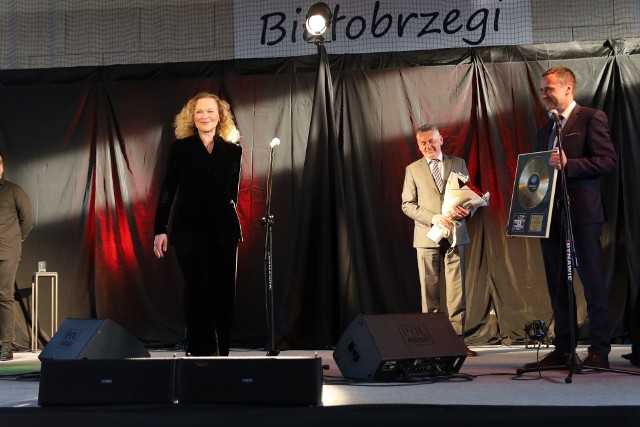 Edyta Geppert w Białobrzegach, w sali sportowej szkoły podstawowej numer 1 dała piękny koncert z okazji Dnia Matki.