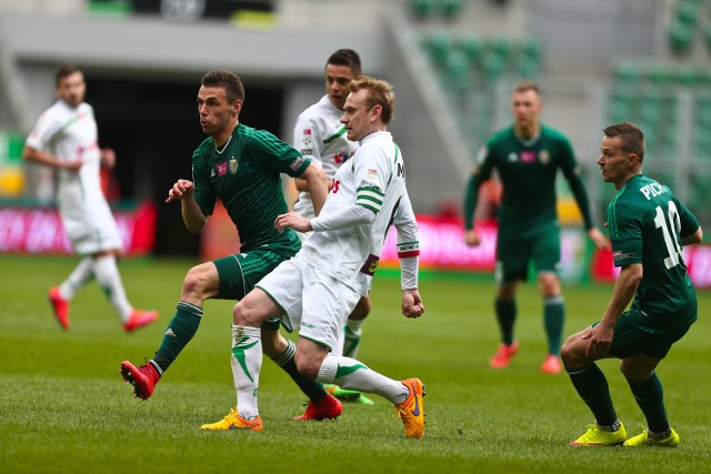 Pierwszy powrót do Wrocławia nie był dla Sebastiana Mili (z prawej) przyjemny - Lechia Gdańsk przegrała ze Śląskiem 0:3