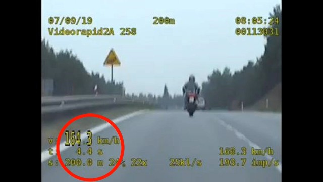 Motocyklista, który w poniedziałek rano jechał Drogą Krajową nr 25 w kierunku Stryszka, bardzo się spieszył. Gnał z prędkością 164 kilometrów na godzinę w miejscu, gdzie obowiązywało ograniczenie prędkości do 100 kilometrów na godzinę. Miał pecha, ponieważ za nim podążali policjanci z grupy Speed.- Honda została zatrzymana. Kierujący za popełnione wykroczenie został ukarany mandatem i punktami karnymi - informuje komisarz Przemysław Słomski z zespołu prasowego Komendy Wojewódzkiej Policji w Bydgoszczy. >>>>WIĘCEJ NA KOLEJNYCH STRONACHZobacz także:Duże opóźnienia przy przebudowie placu Rapackiego w ToruniuIle osób mieszka na poszczególnych osiedlach w Toruniu?Baner wyborczy przewrócił się na samochodyNowosciTorun