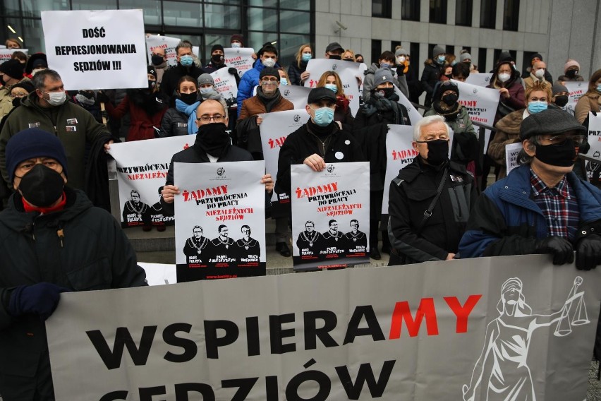 Protest pod krakowskim sądem