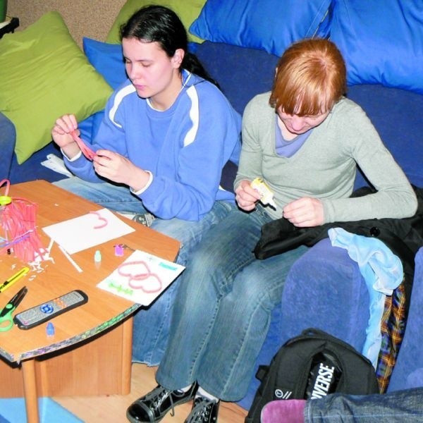 Sandra z Warszawy (po lewej) uczy się w ośrodku rękodzielnictwa, pod okiem psychologa Justyny Sidor