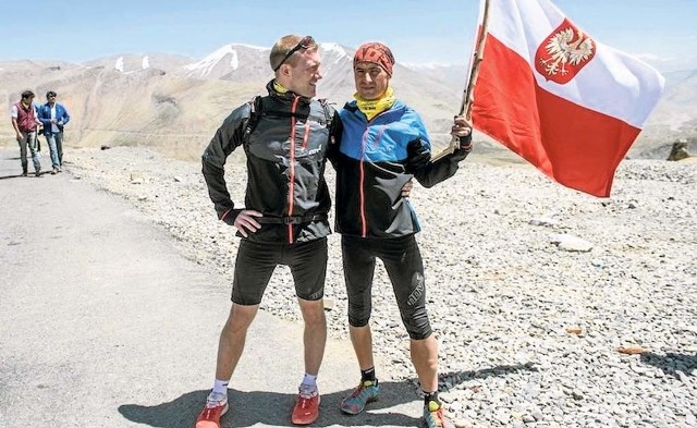 W Himalajach Dariusz Strychalski (z prawej) miał flagę polską. Na zdjęciu z Kamilem Jagodzińskim, który mu towarzyszył