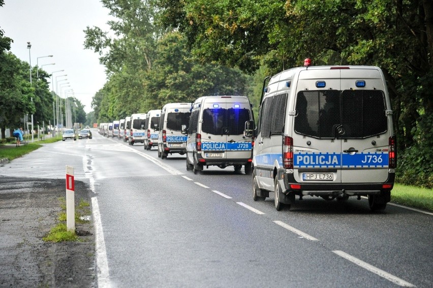 Na miejscu pracują funkcjonariusze z całego kraju - m.in. z...