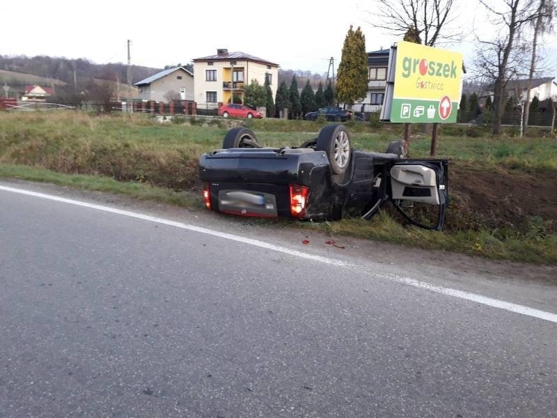 Wypadek w Gostwicy. Samochód marki Cadilac dachował i wpadł do rowu, kierowca poszkodowany [ZDJĘCIA]