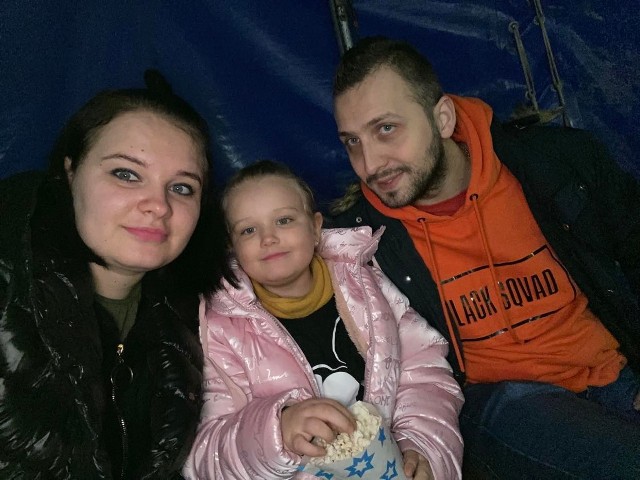 Oliwka ze swoimi rodzicami - Klaudią oraz Łukaszem.
